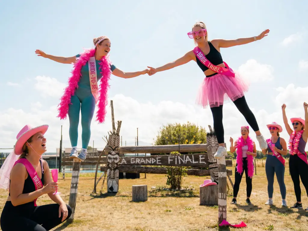 Groupe de copines en EVJF participant à Dama Lanta, parcours d'olympiades type Koh-Lanta à Deauville